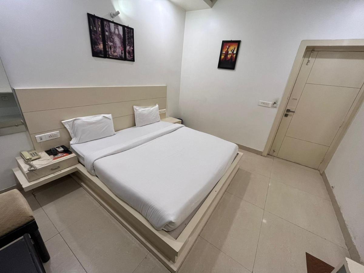 Hotel Sahib'S Red Carpet - Family & Corporate Hotel Chain Agra  Exterior photo